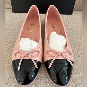 CHANEL NWT pink/black flats